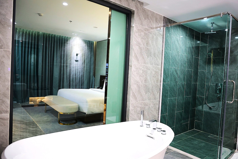 Executive Suite Mountain and River View - Photo 2