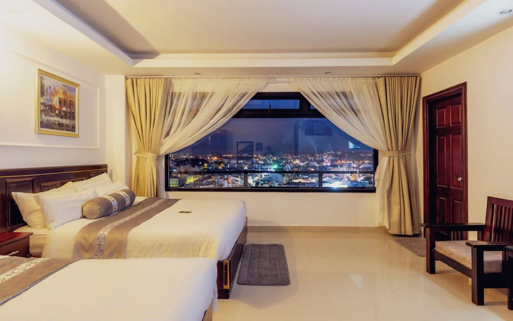 Deluxe Quadruple Room, 2 Queen Beds (with Window) photo 2