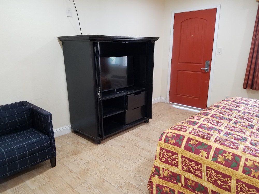 Deluxe Room, 1 King Bed, Smoking photo 3