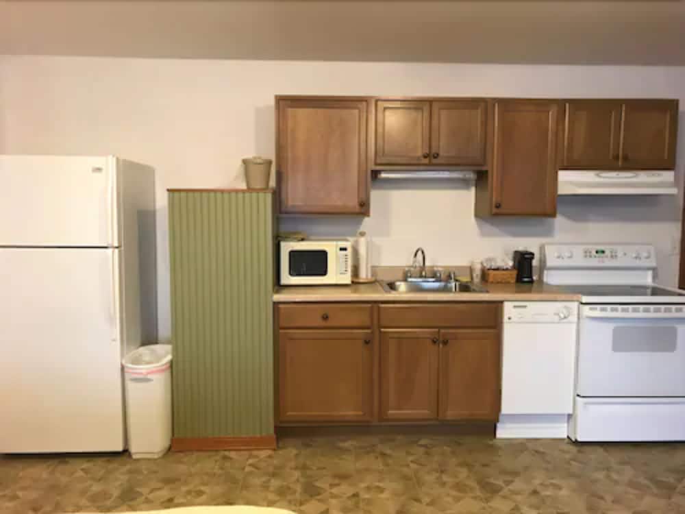 Studio Apartment, 4 Beds, Full Kitchen photo 2