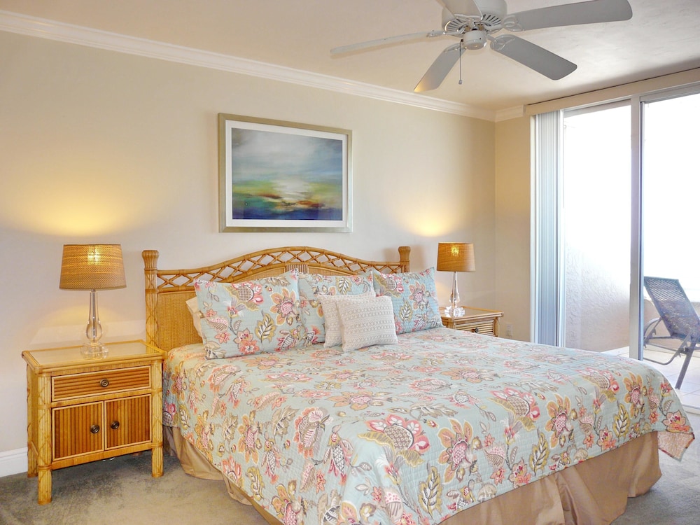 Condo, 1 King Bed with Sofa bed (Beachfront condo with huge views/pool) photo 1