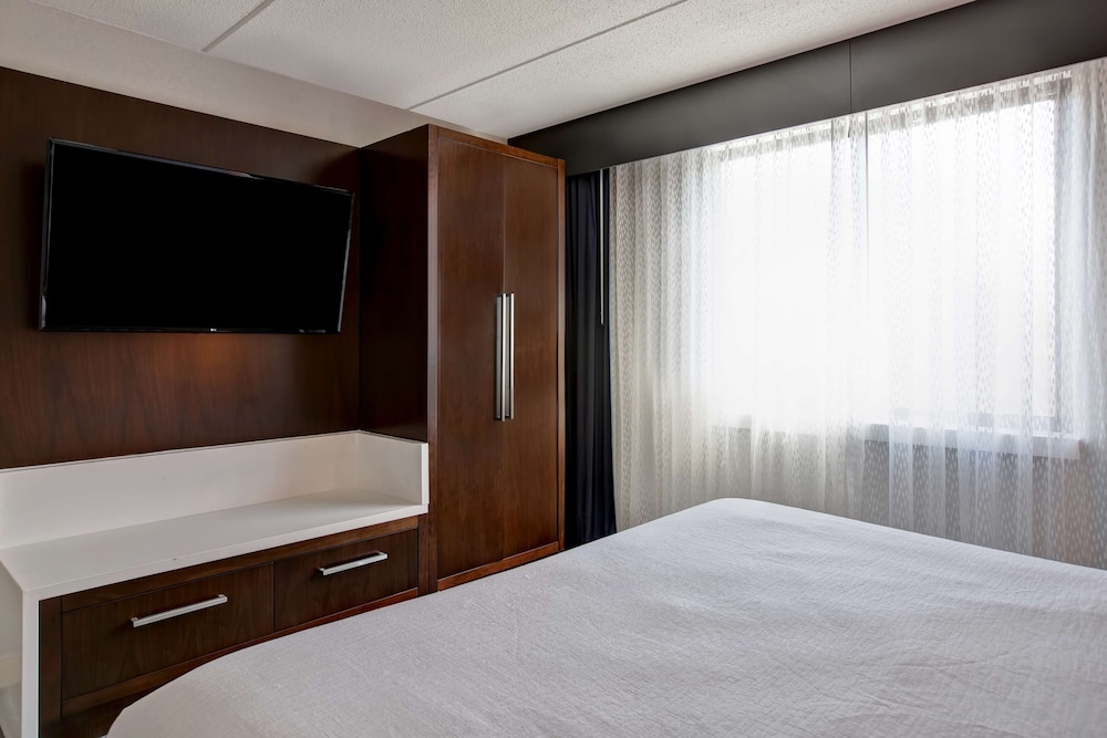 Executive, One King Bed, Non-Smoking photo 3