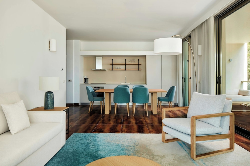 Suite, 3 Bedrooms, Balcony - Photo 17