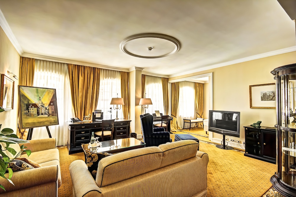 Executive Suite - Photo 3