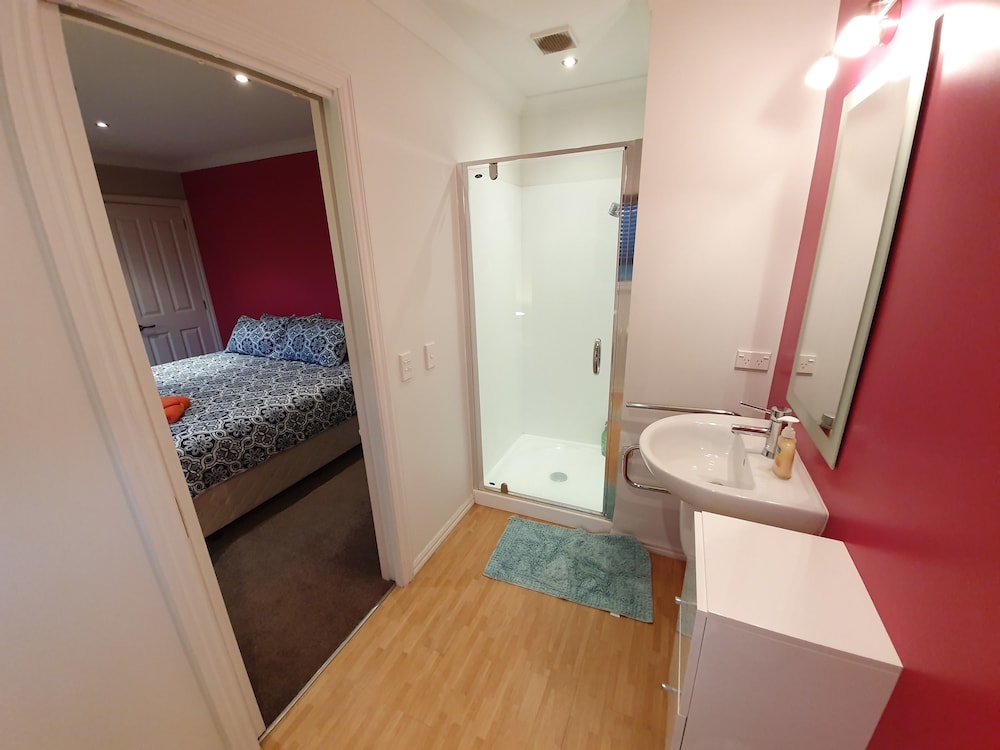 Standard King Ensuite photo 3