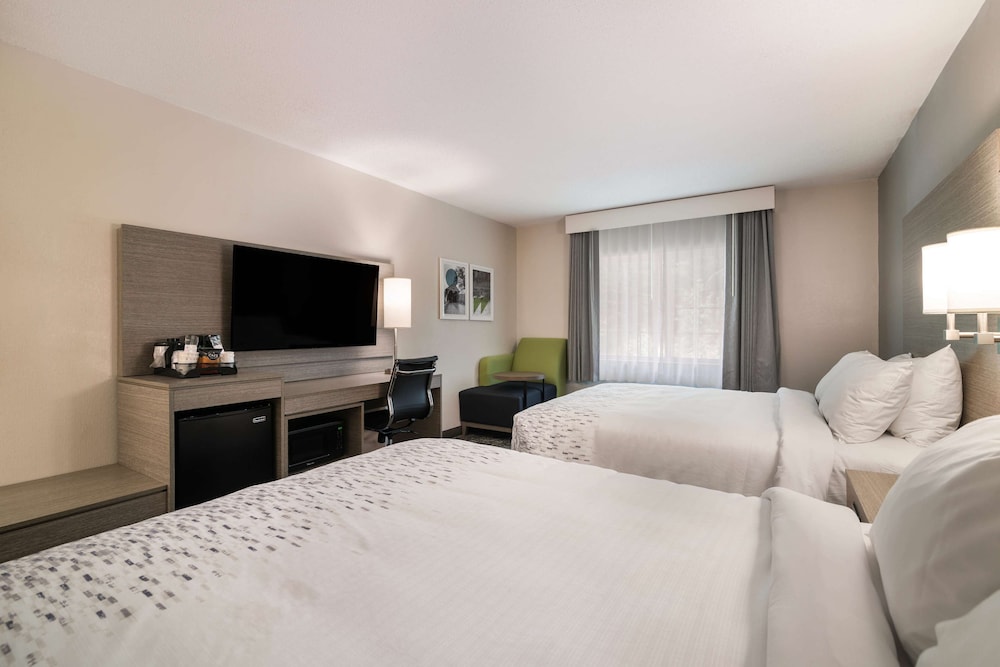 Standard Room, 2 Queen Beds, Non Smoking, Pool View - Photo 2