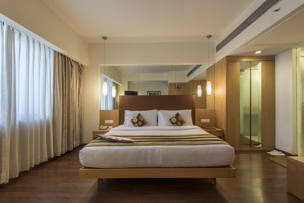 Suite - Photo 1