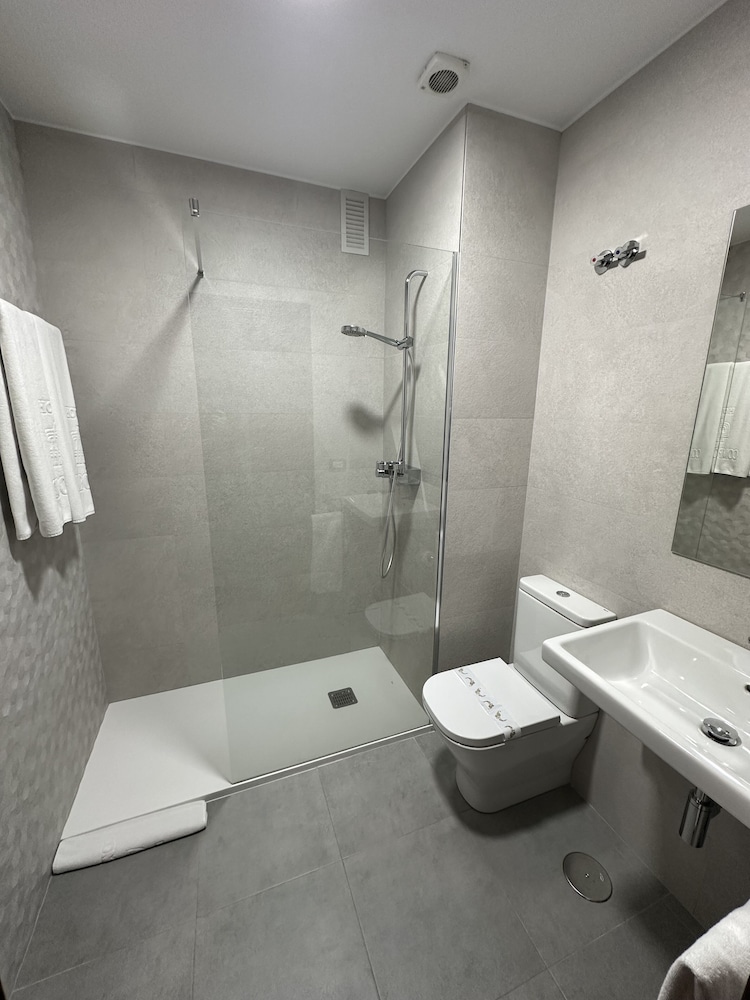 Standard Double or Twin Room - Photo 15