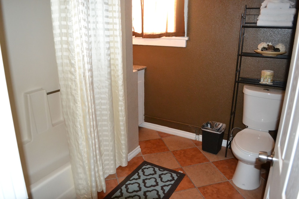 Family Studio, 2 Queen Beds, Kitchenette photo 3