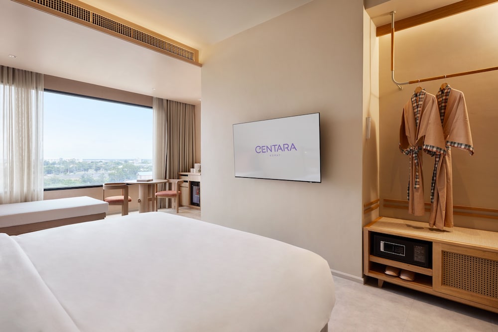 Deluxe Room, 1 King Bed - Photo 4