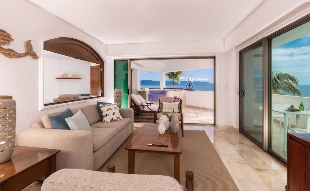 Master Oceanfront Suite With Jacuzzi