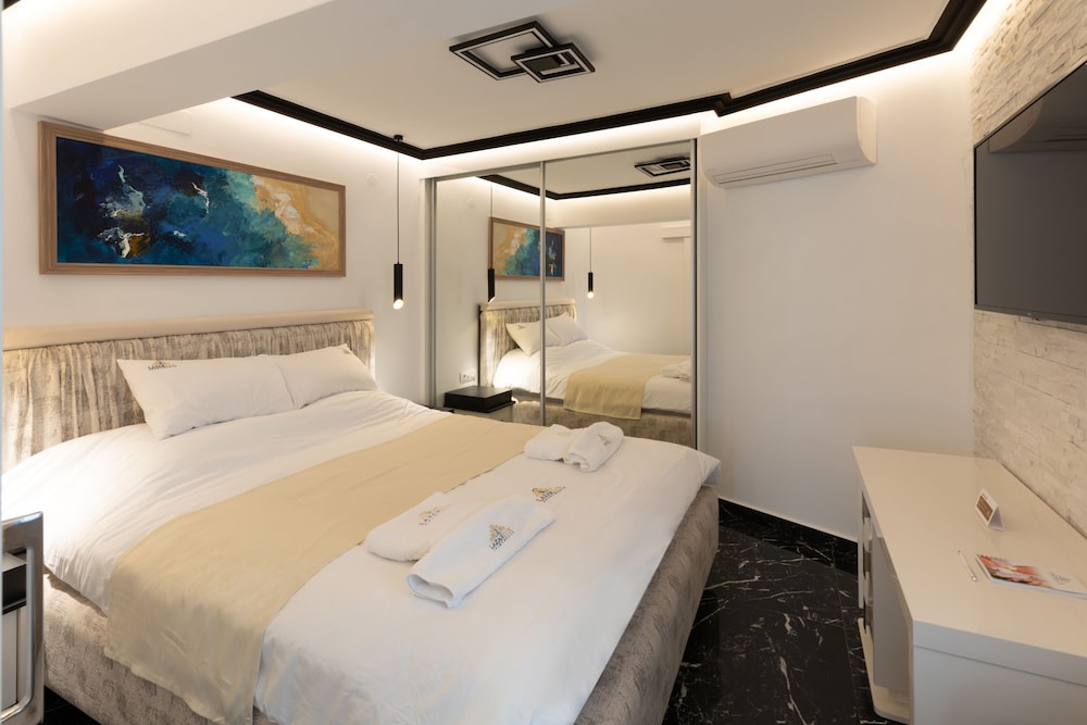 Premium One Bedroom Suite with Sea View & Outdoor Jetted Tub