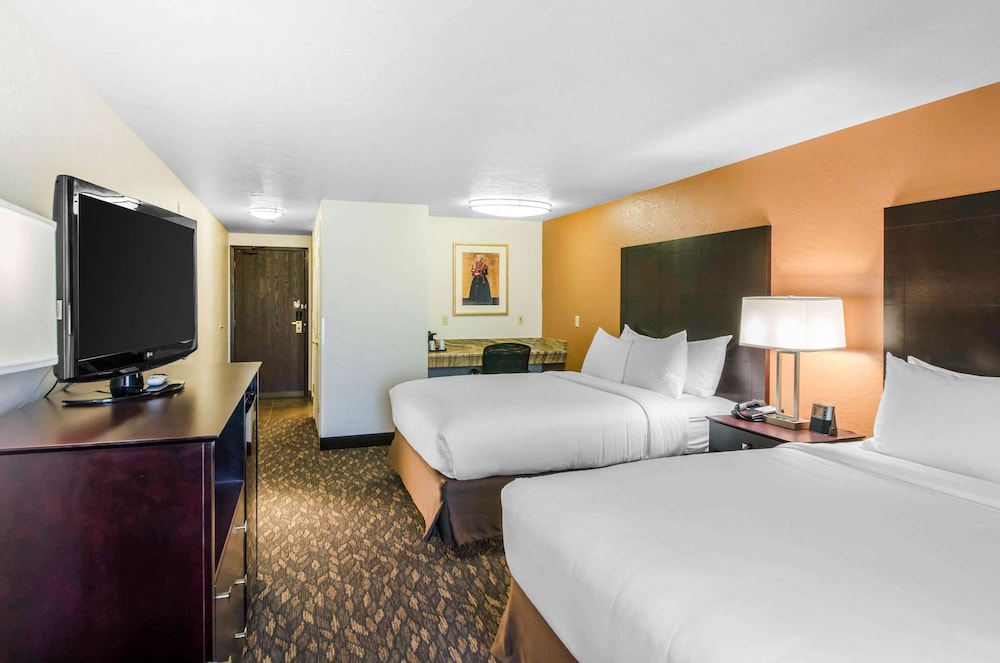 Standard Room, 2 Queen Beds, Non Smoking - Photo 1