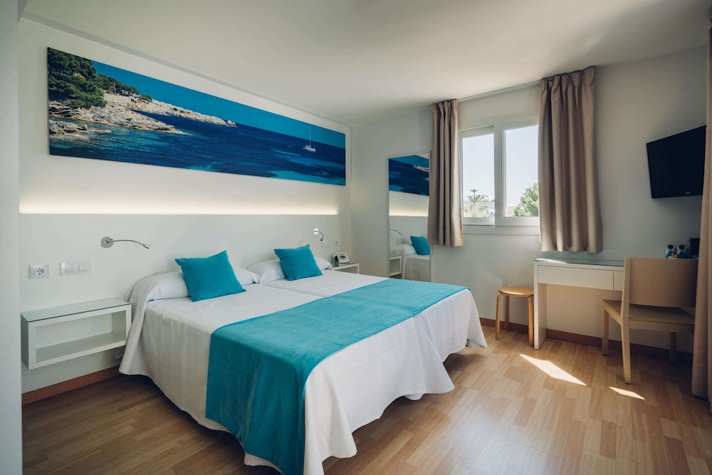Superior Double Room Single Use, Pool View thumbnail 5
