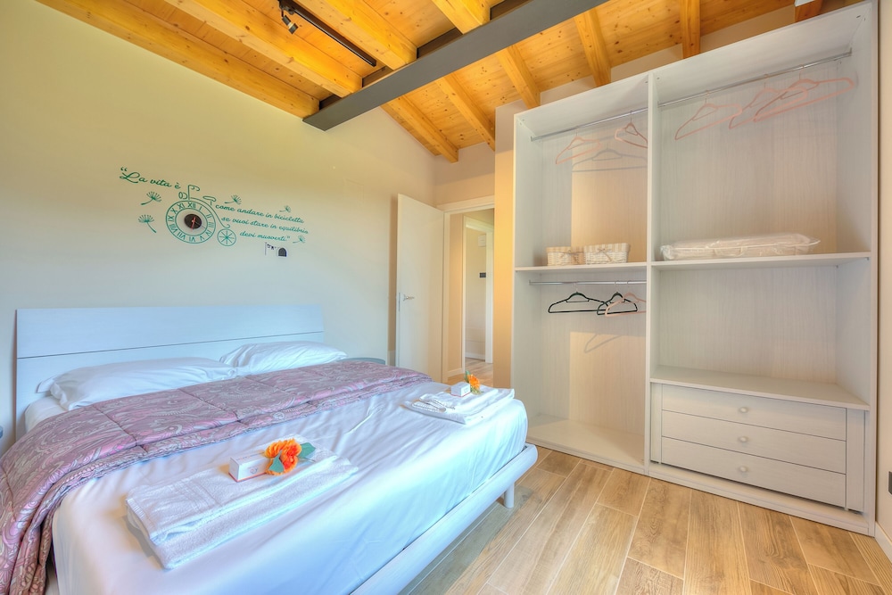 Family Apartment, Multiple Bedrooms (Ricomilla-Ulivo -Balcony, Garden &)