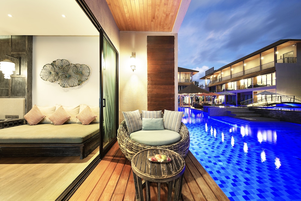 Deluxe Pool Access - Photo 1