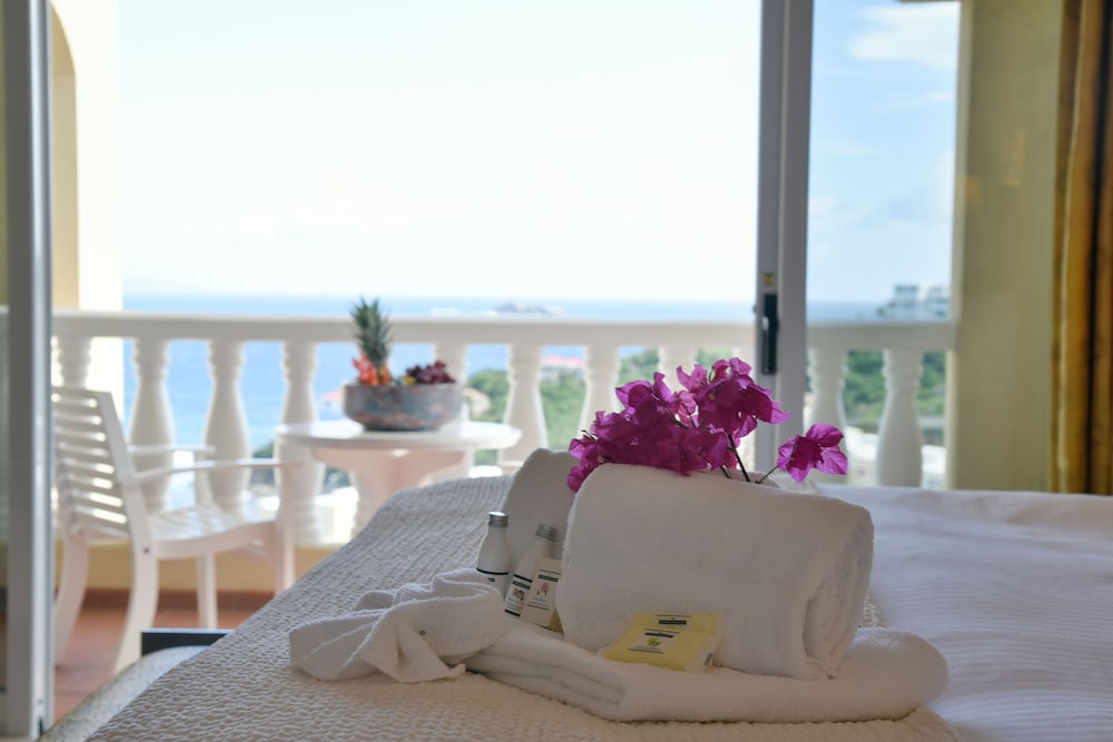 Deluxe Suite, 1 King Bed, Kitchenette, Ocean View photo 2