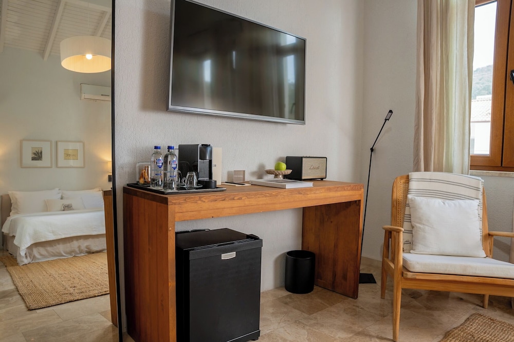 Deluxe Room, Non Smoking, Mountain View photo 2