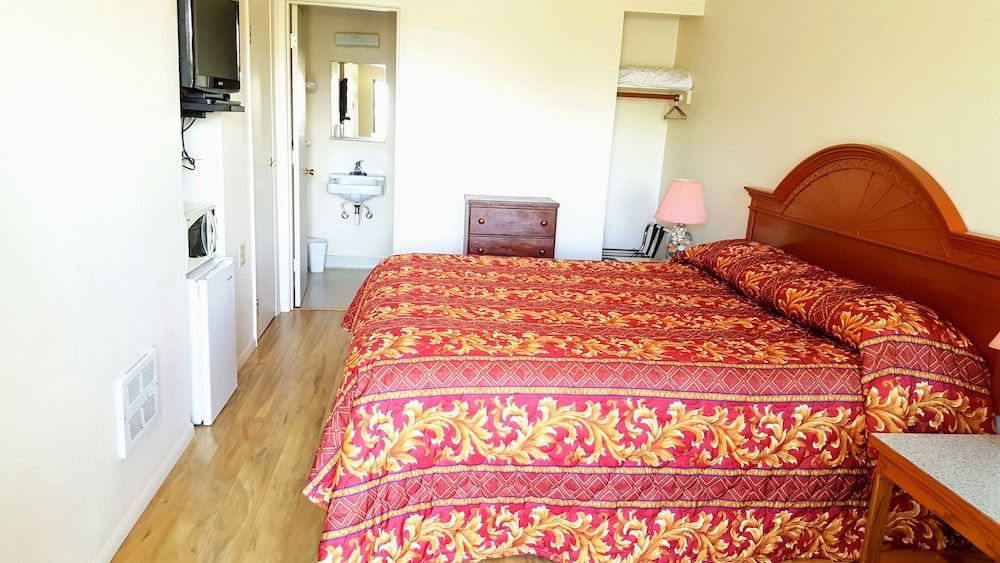 Single Room Suite(Divider) 1 Queen and 2 Doubles, Kitchen
