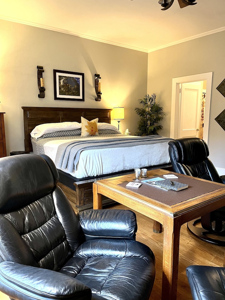Luxury Room, 1 King Bed, Non Smoking, Mountain View (Pet Friendly)