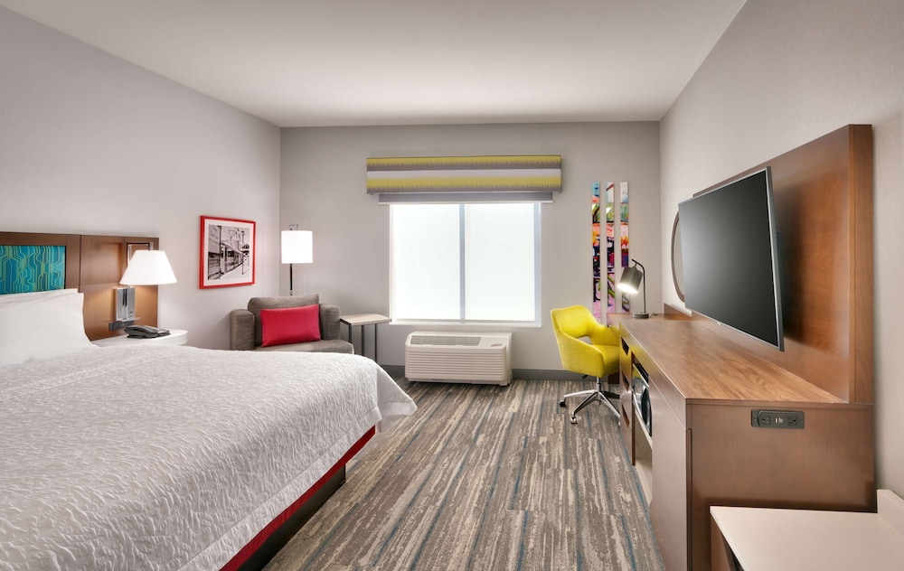 Room, 1 King Bed, Accessible, Bathtub - Photo 4