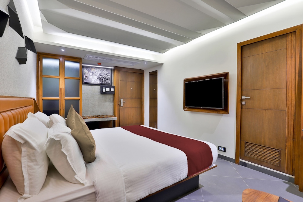 Deluxe Room - Photo 12