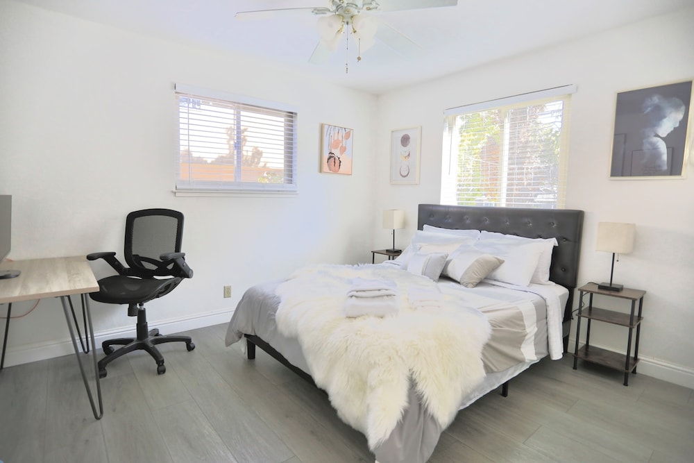 Business Apartment, 2 Bedrooms, Patio, Corner photo 3