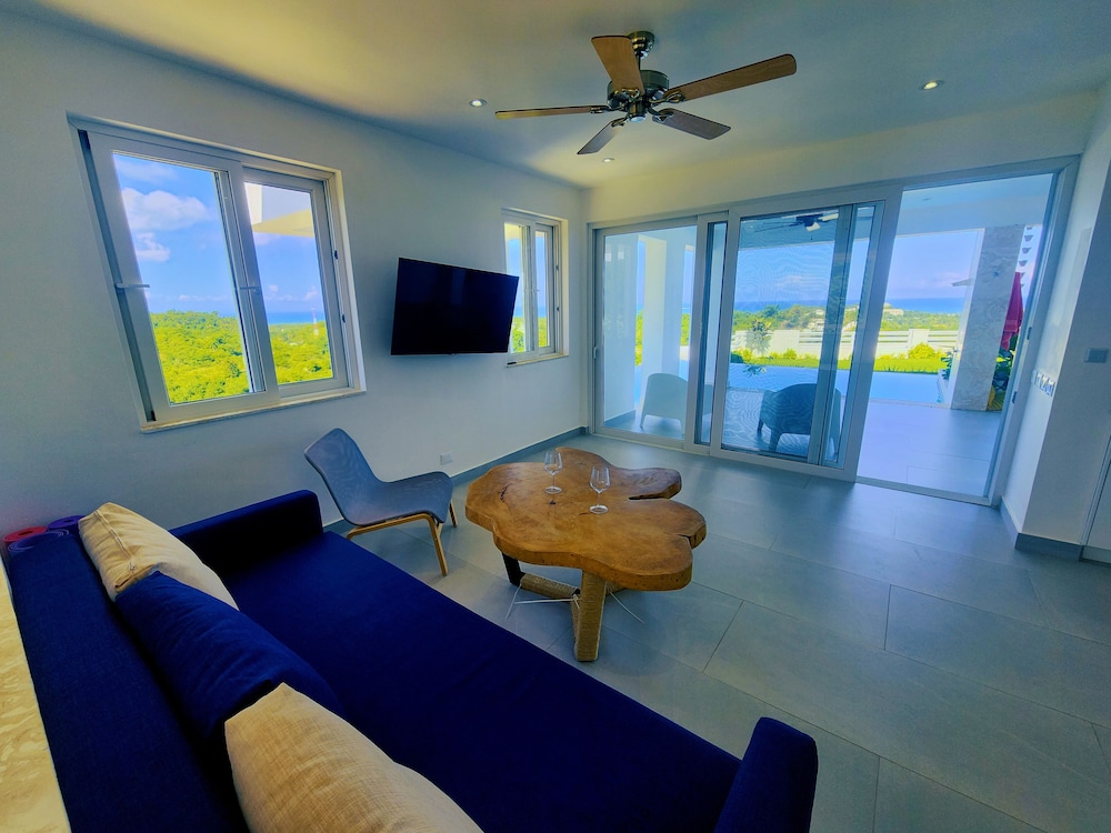 Economy Room, 1 King Bed, Shared Bathroom, Hill View photo 2