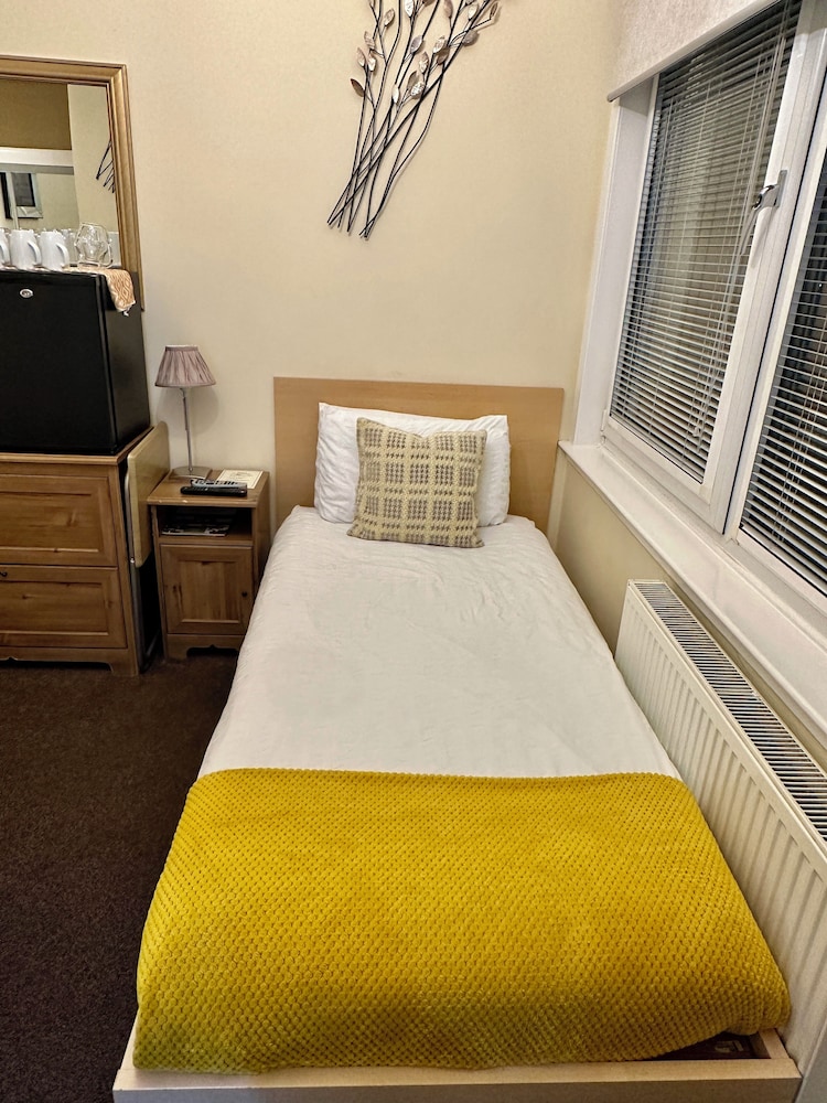 Small Family Room, Ensuite, Balcony (Room 5) photo 3