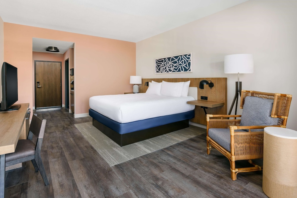 Room, 1 King Bed, Accessible, Partial Ocean View (Mobility & Hearing, 3x3 Shower) photo 3