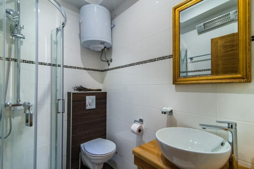 Deluxe Double or Twin Room - Photo 10