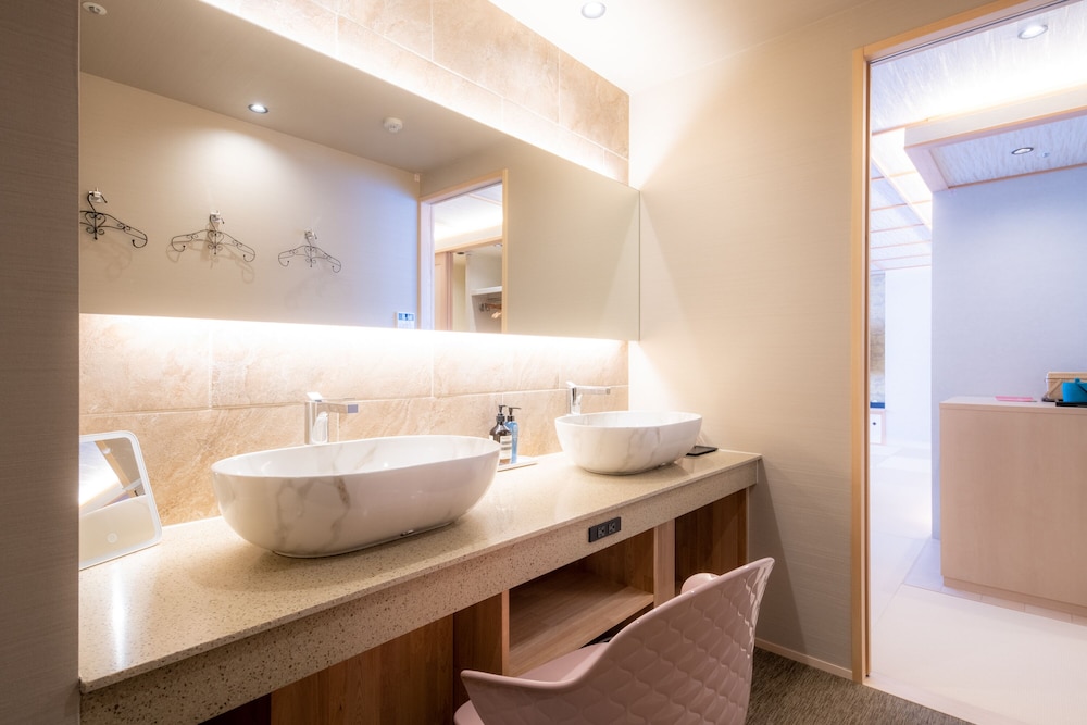 Suite Room, Non Smoking thumbnail 6