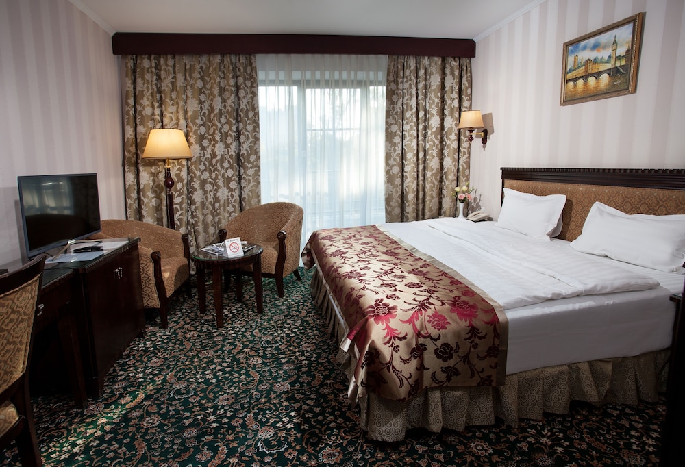 Standard Room, 1 King Bed, Balcony, Park View photo 2