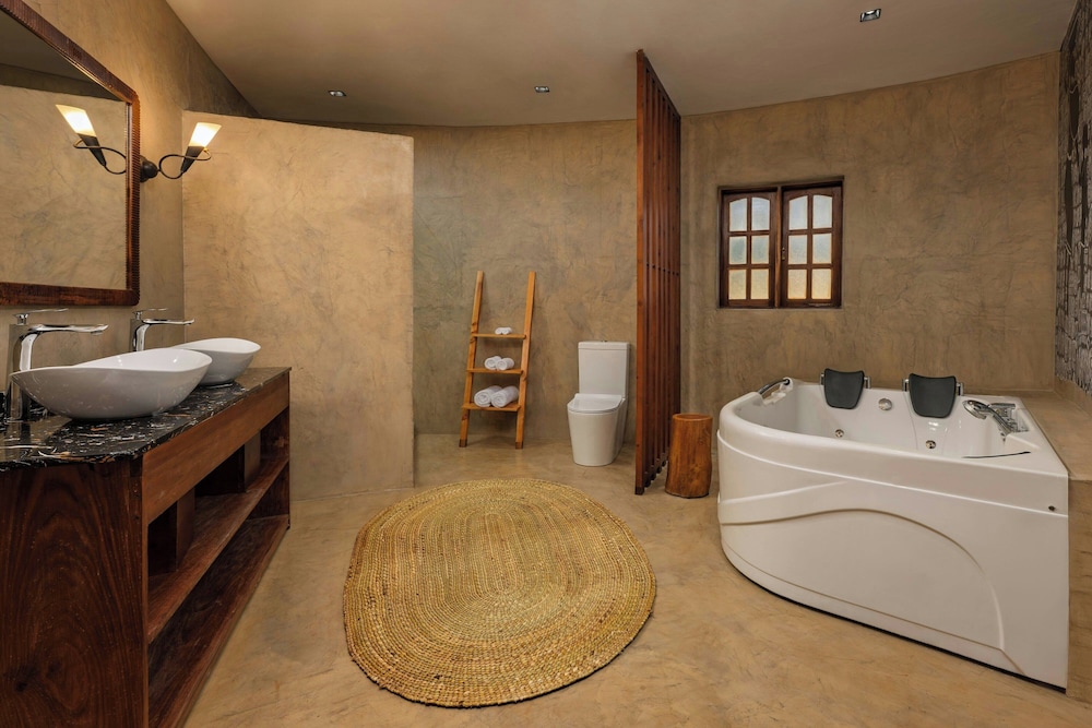 Penthouse, 1 King Bed, Garden View