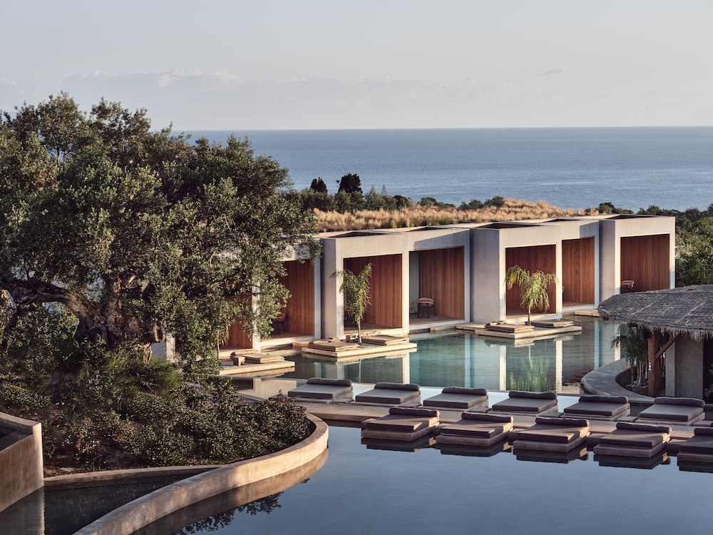 Superior Water Suite Pool View