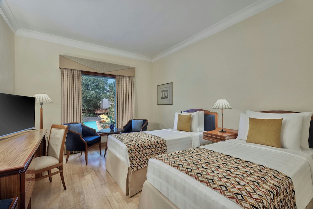 Classic Room, 2 Twin Beds, Pool View photo 1