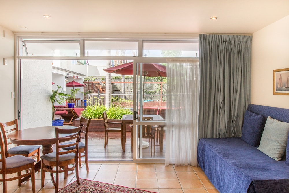 Comfort Studio Suite, 1 Bedroom, Pool View photo 3