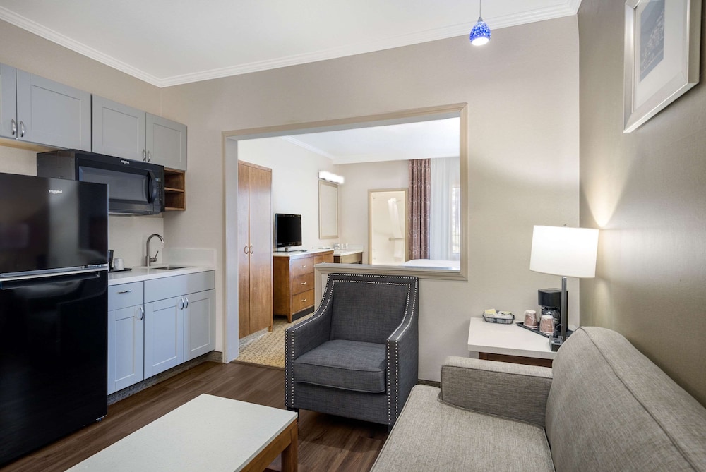 Suite, 2 Double Beds, Non Smoking, Pool View - Photo 8