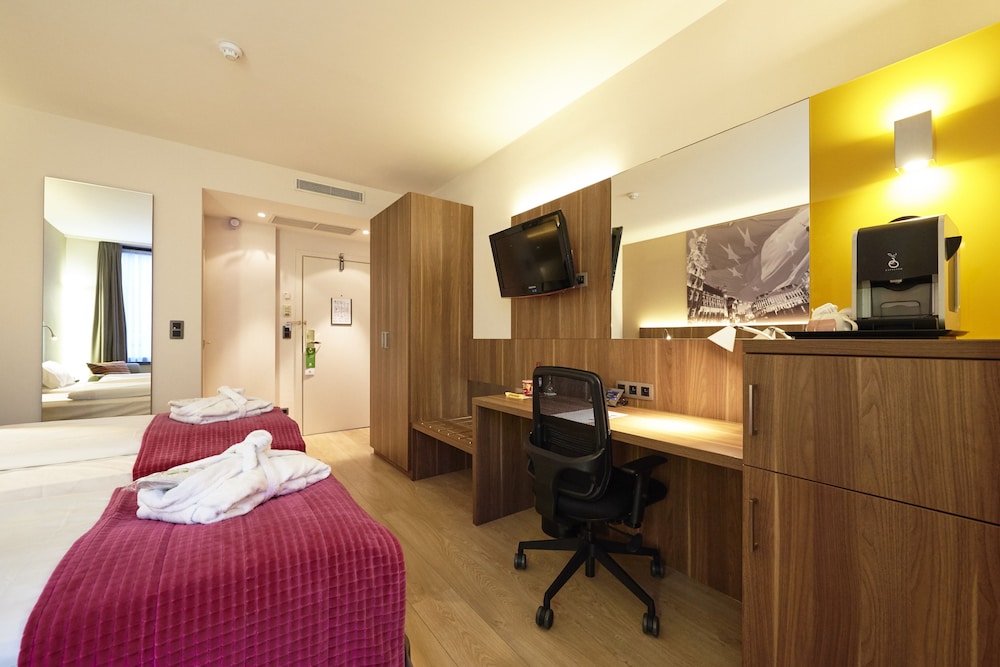 Standard Room, 1 King Bed thumbnail 6