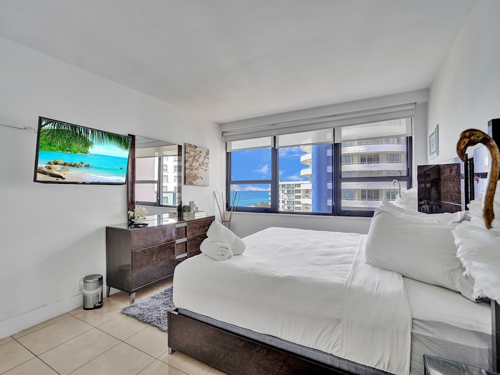 Awesome Condo Beach Service 1007