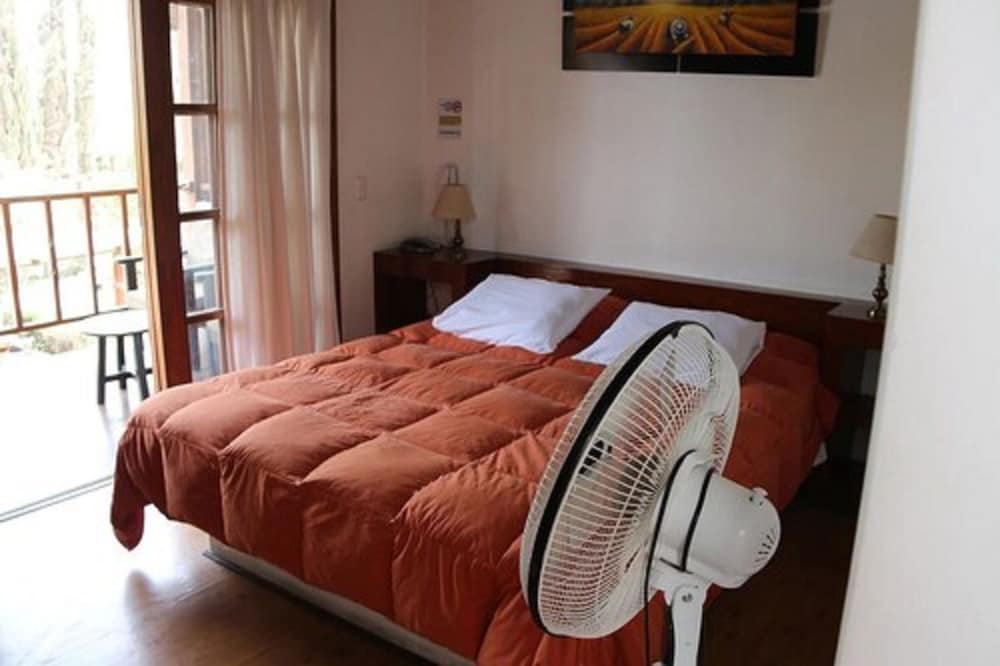 Standard Room, 1 Queen Bed photo 3