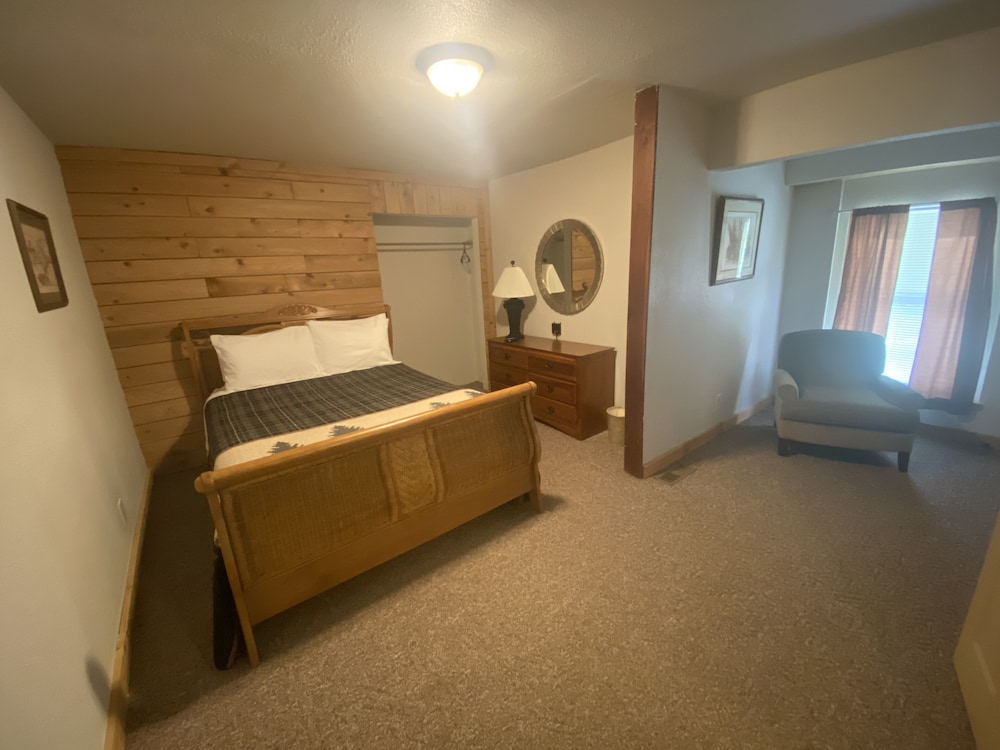 Chestnut Lodge Suite with 4 Bedrooms, Fireplace and Sitting area photo 1