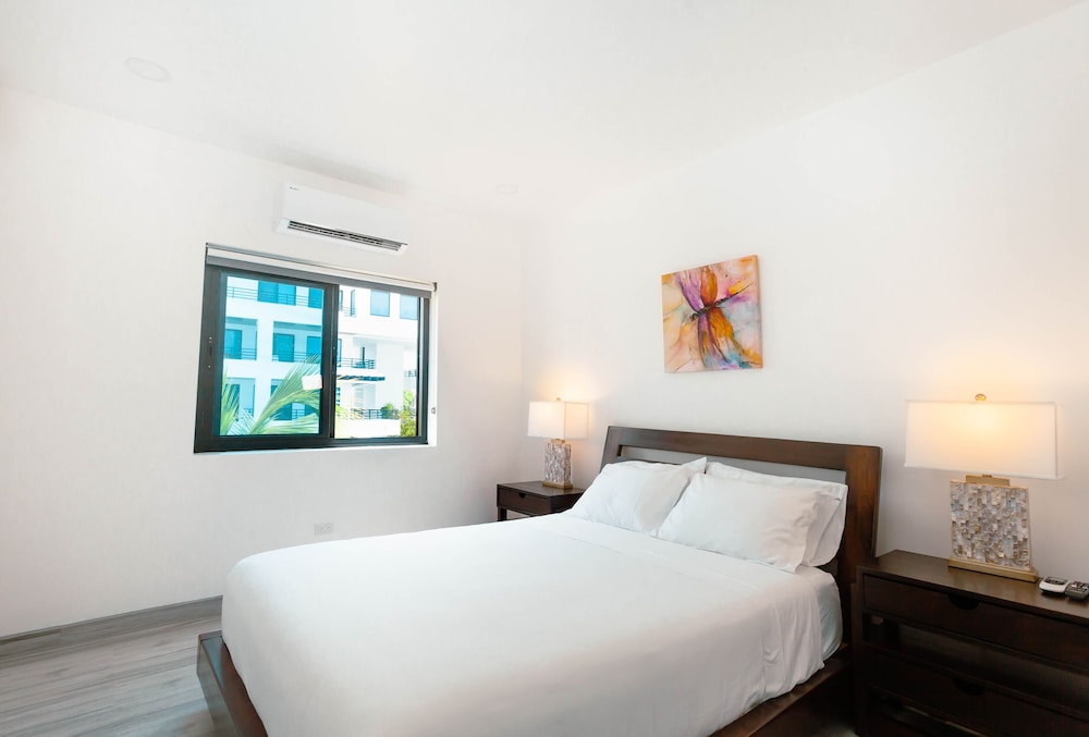 Deluxe Penthouse, Pool Access, Sea View