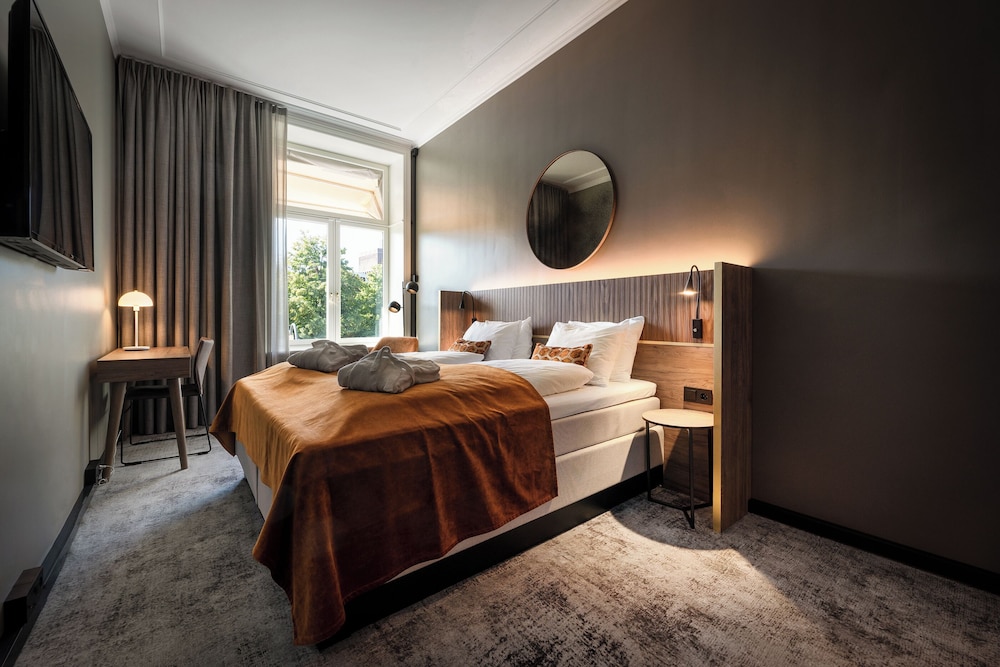 Suite, 1 King Bed, City View