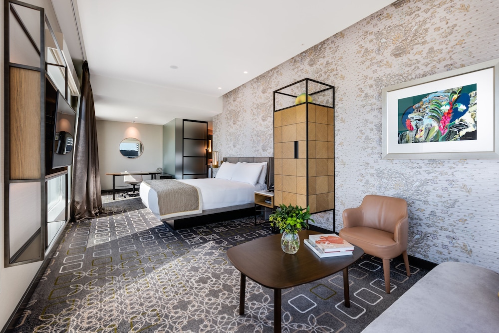 Junior Suite, 1 King Bed, Club Lounge Access, City View