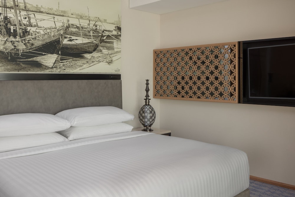 Deluxe Room, 1 King Bed, City View thumbnail 5