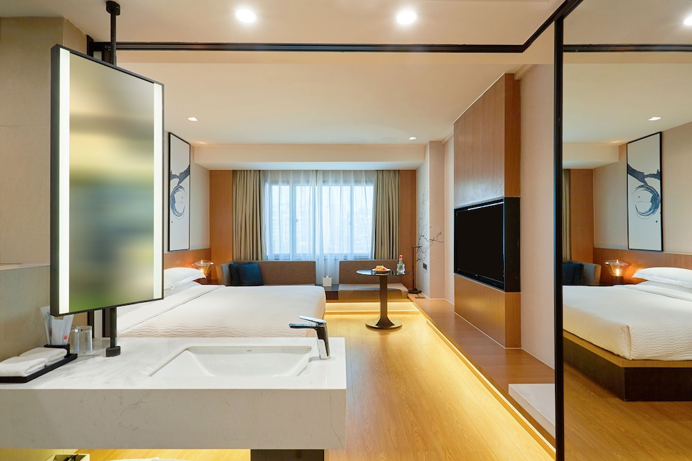 Standard Room, 1 King Bed, City View - Photo 9
