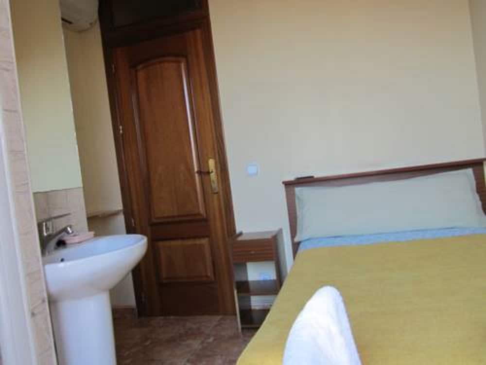 Single Room, Shared Bathroom (Private Shower And Sink) photo 3