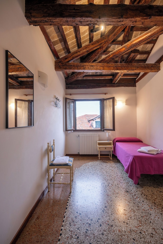 Basic Single Room, City View photo 1