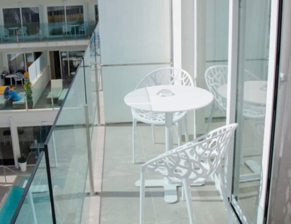 Standard Double Room, Balcony thumbnail 5